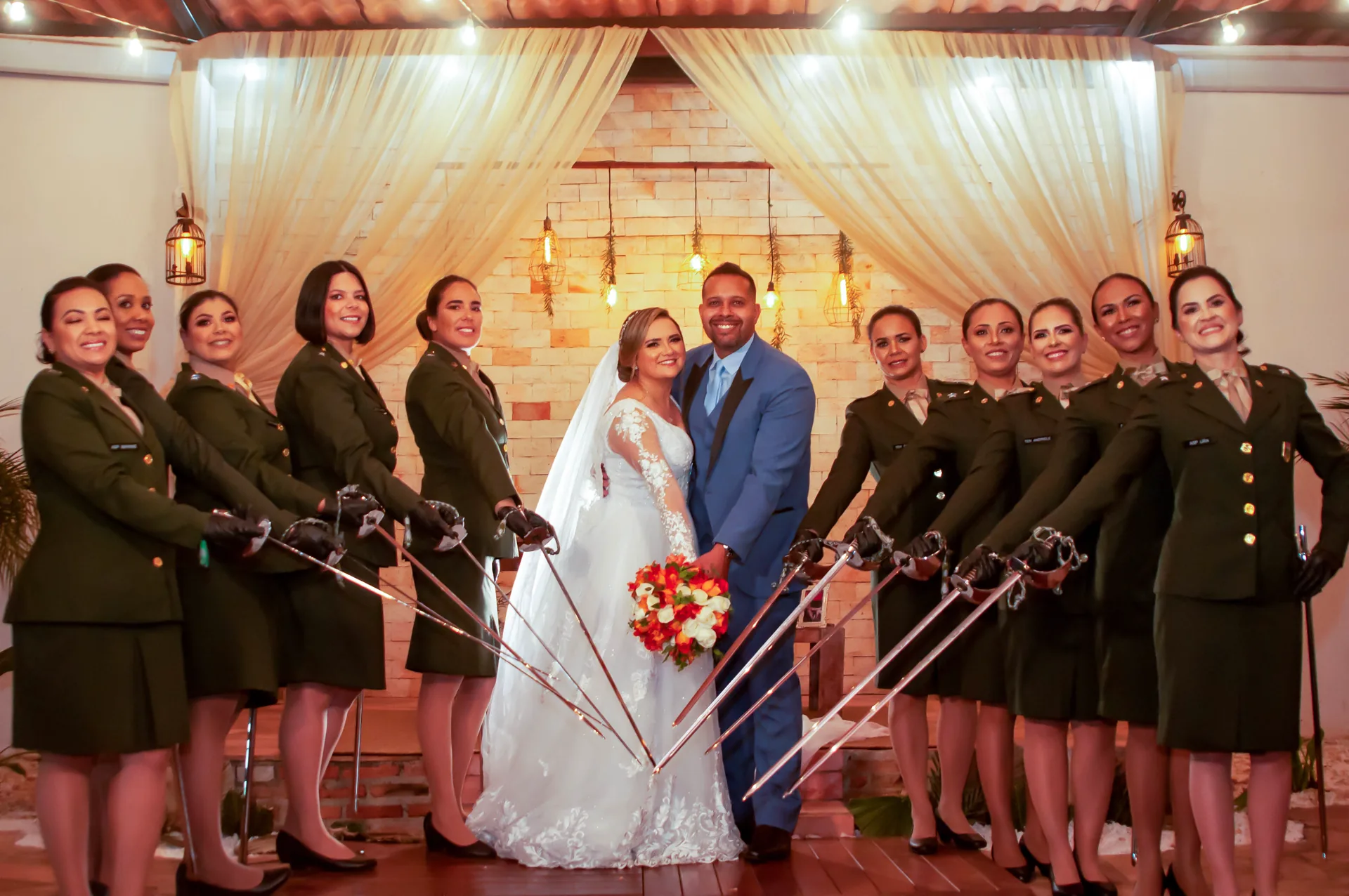 Casal fotografado com a guarda de honra após a cerimônia