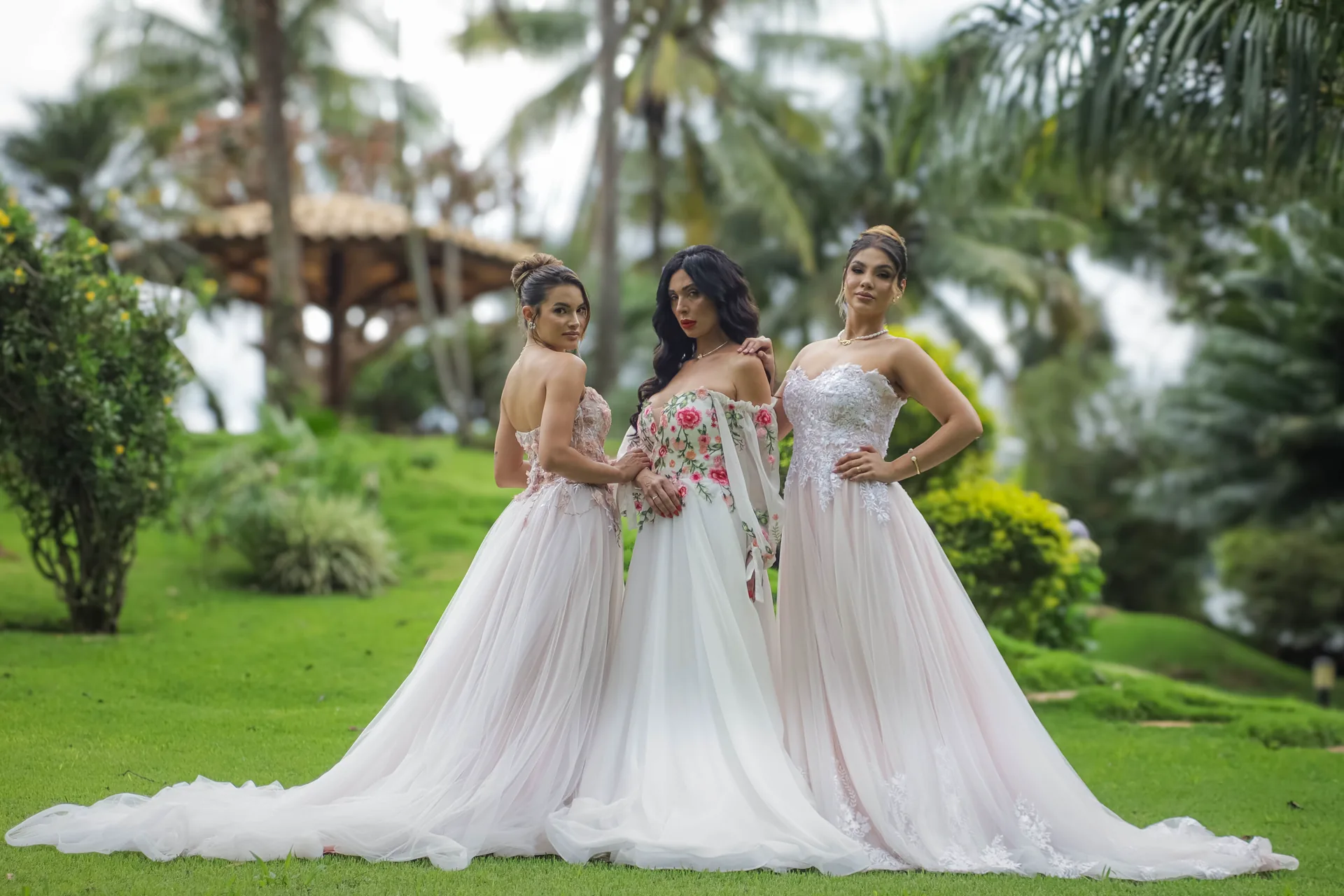 Retrato de três mulheres com vestidos de festa em um jardim