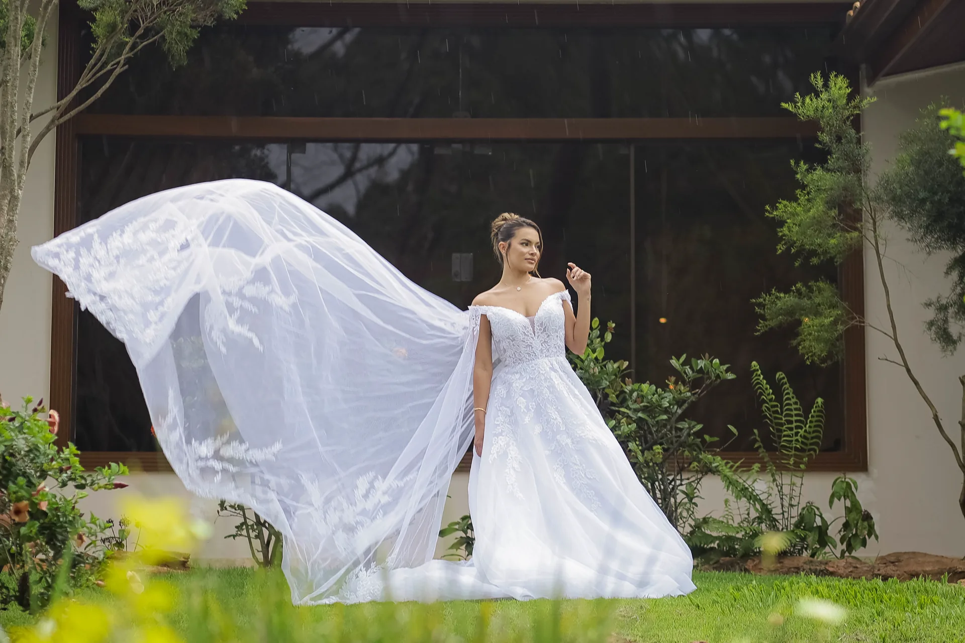 Retrato editorial com vestido branco e véu em movimento